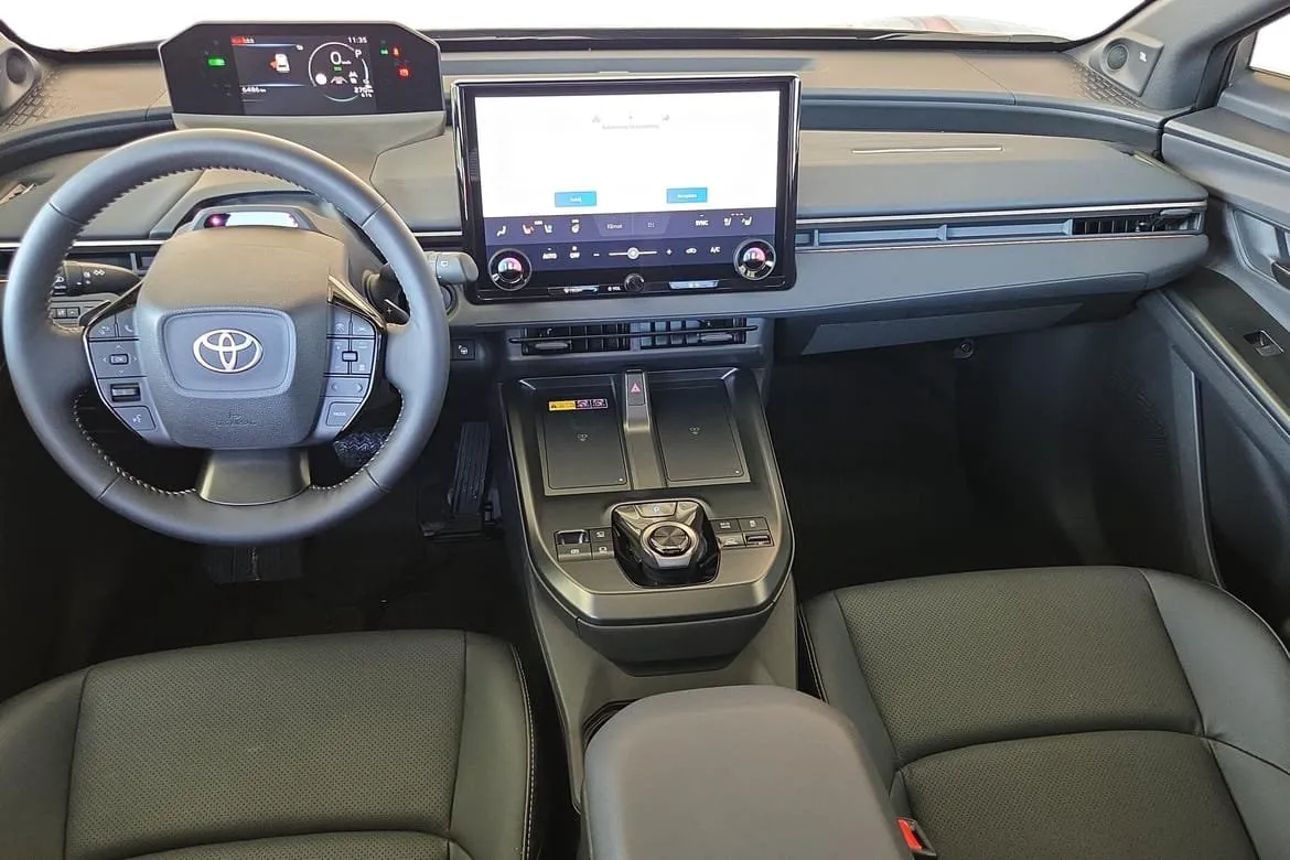 Vehicle image 10