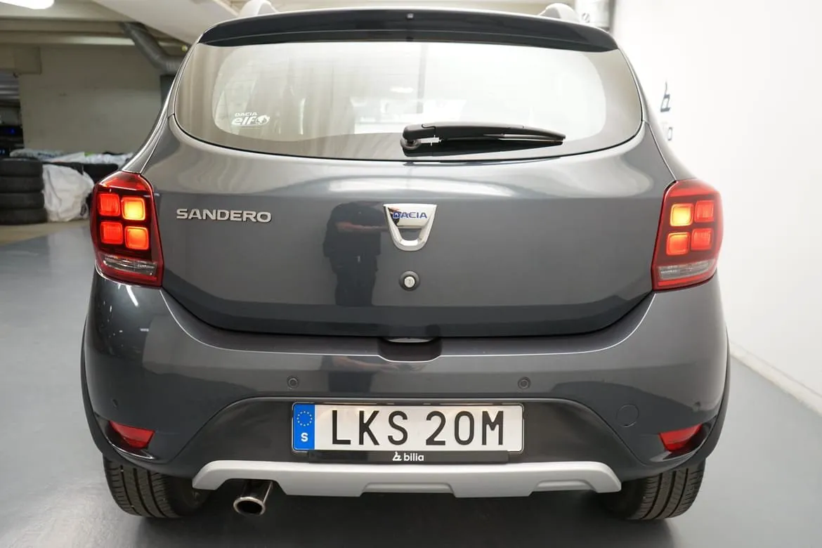 Vehicle image 10
