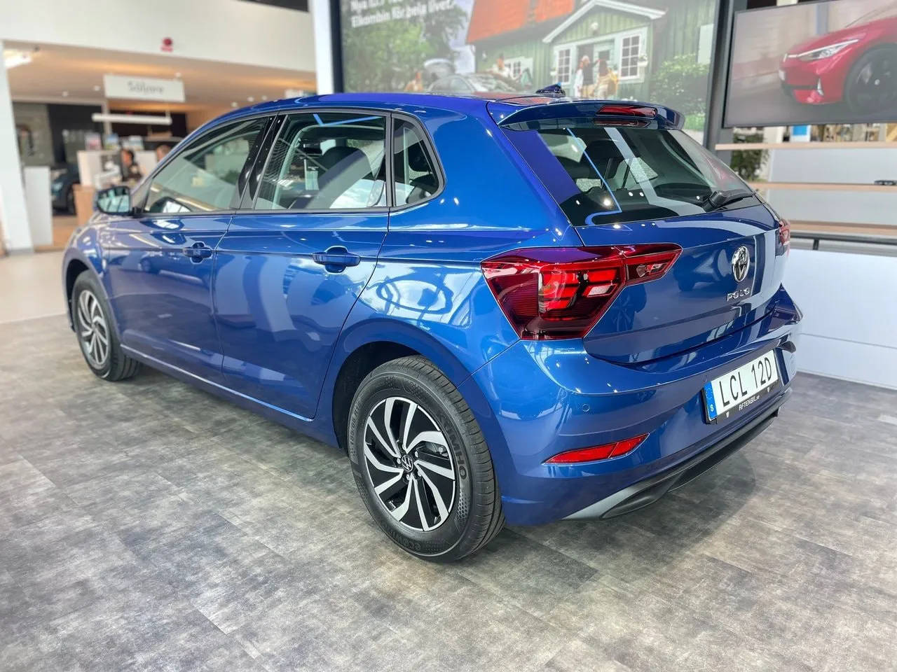 Vehicle image 6