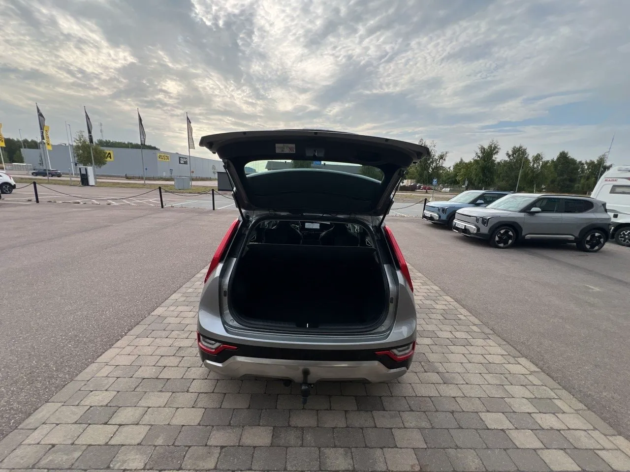 Vehicle image 13