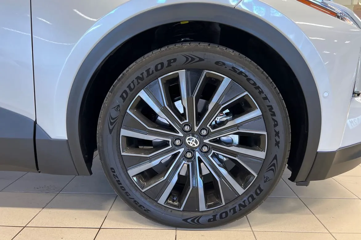 Vehicle image 16