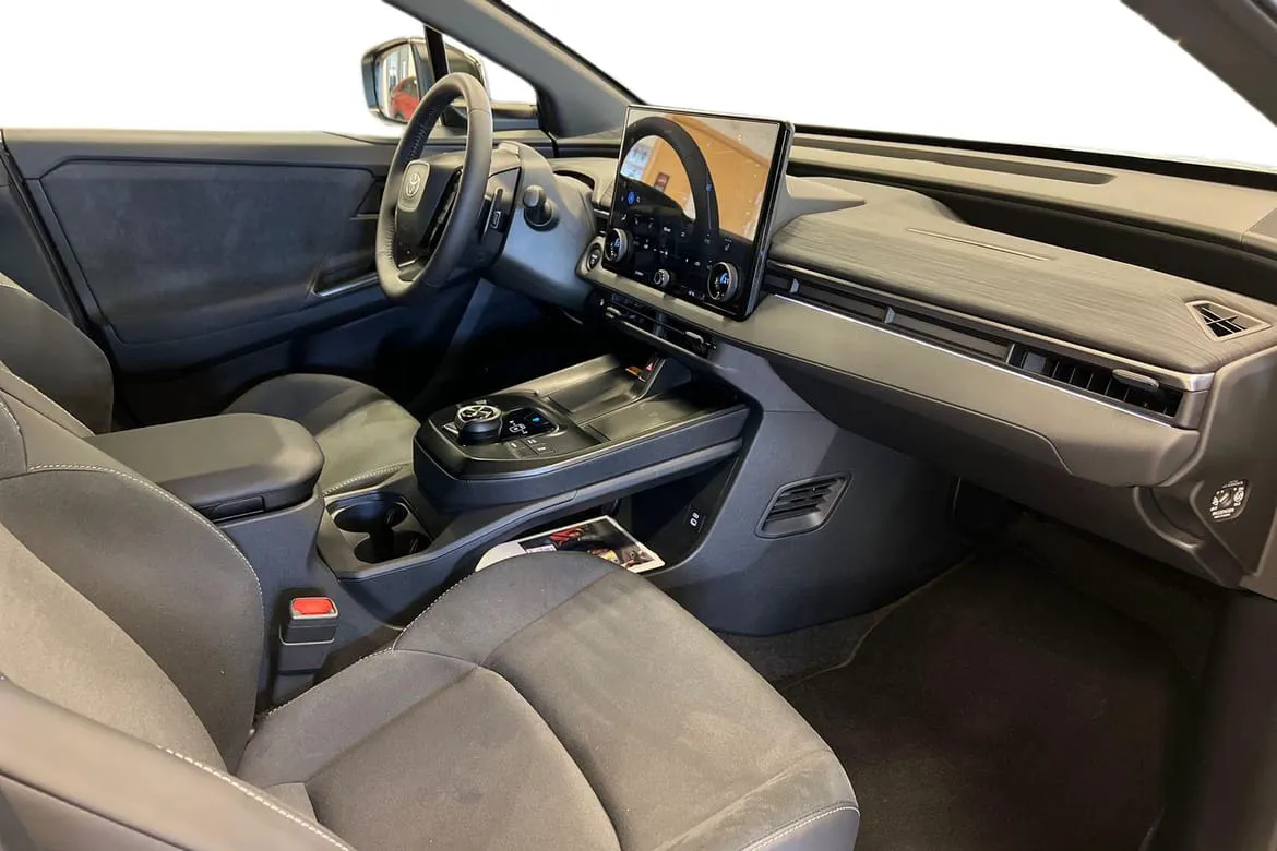 Vehicle image 6
