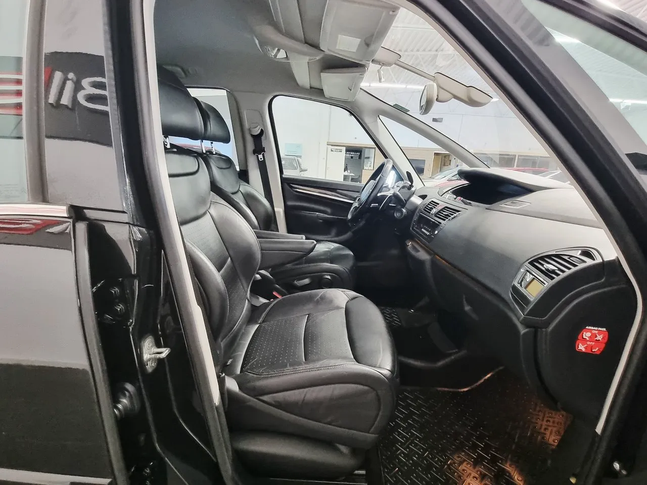 Vehicle image 16