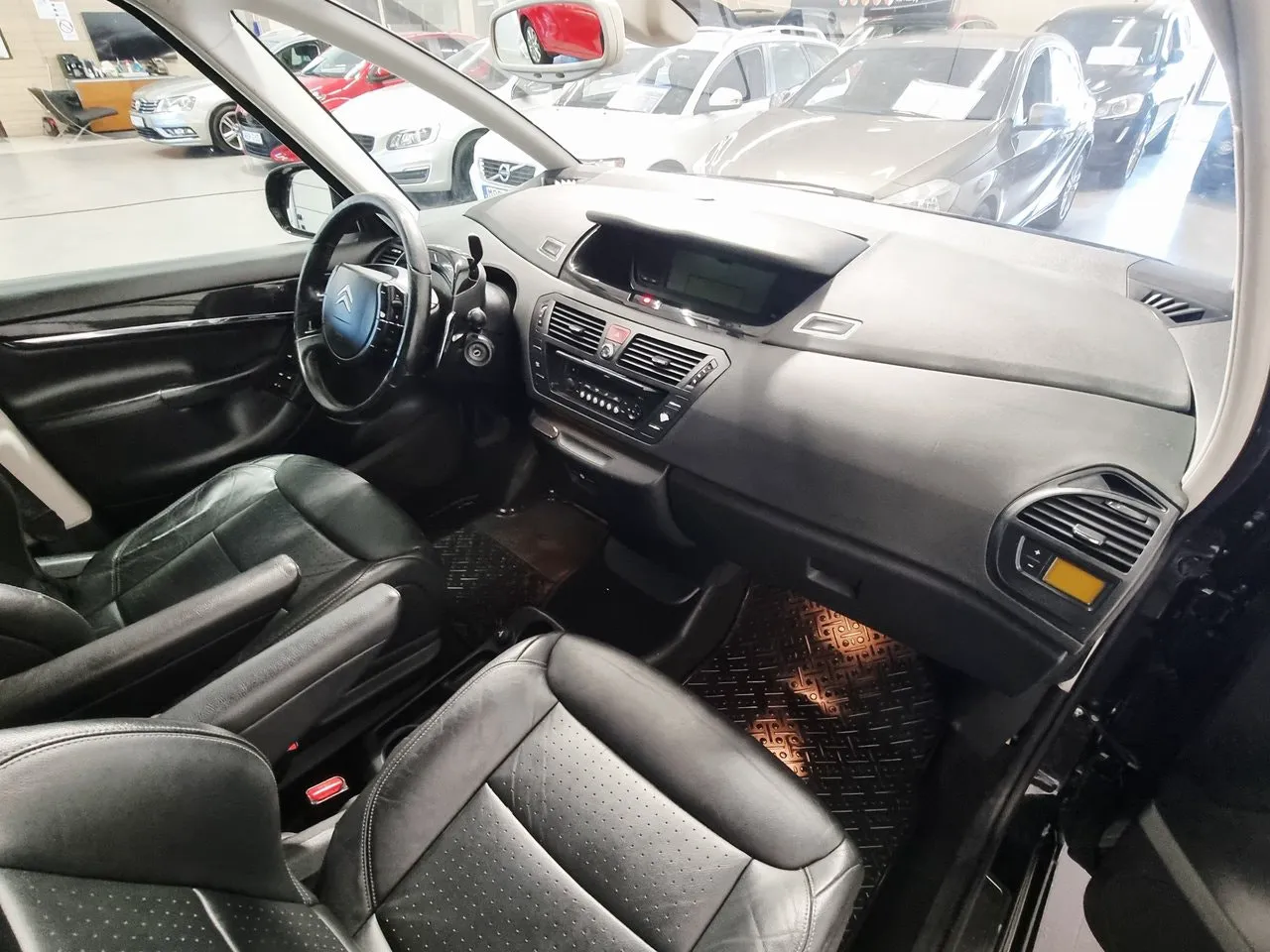 Vehicle image 17