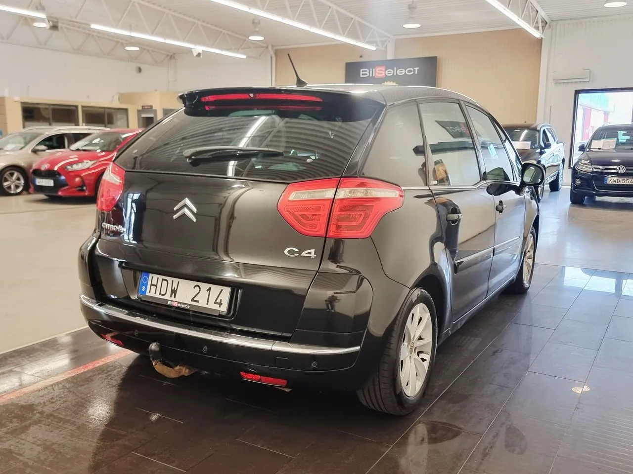 Vehicle image 15