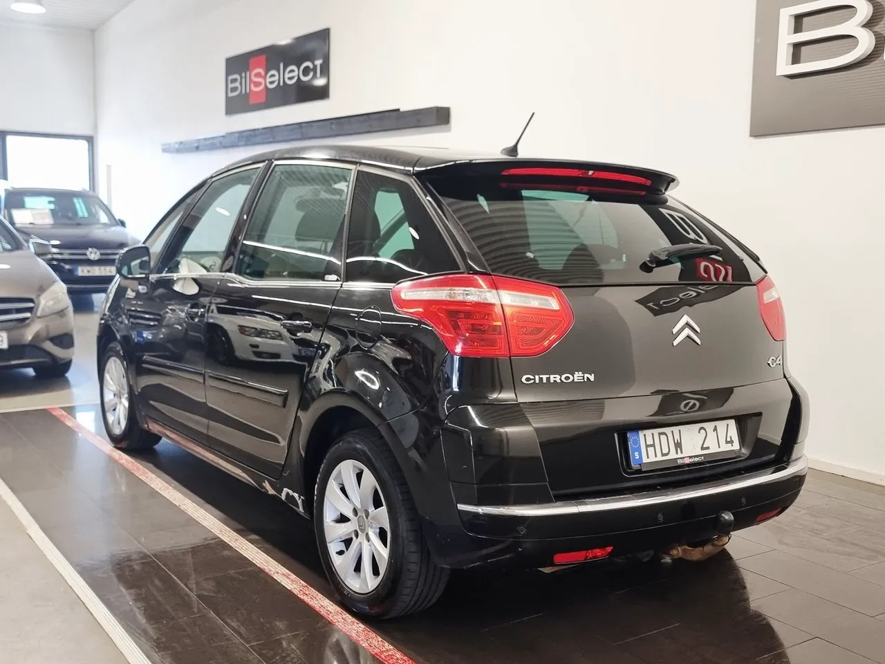 Vehicle image 14
