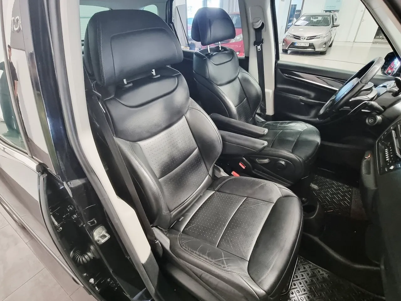 Vehicle image 18