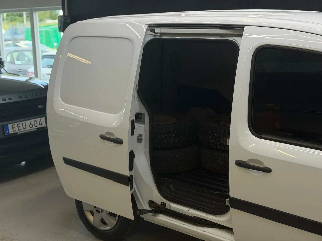 Vehicle image 16