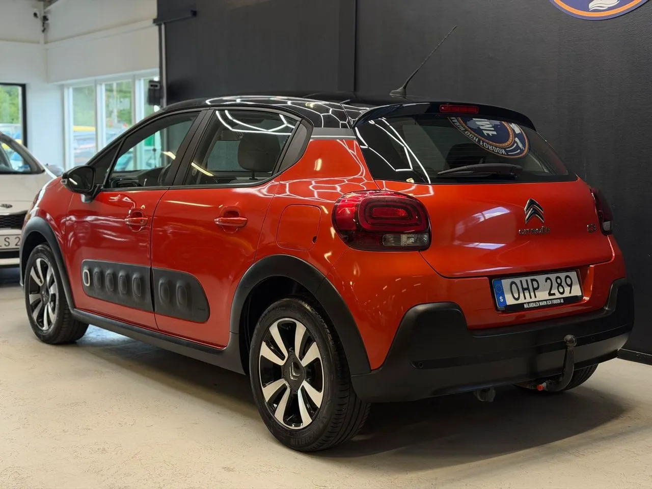 Vehicle image 19