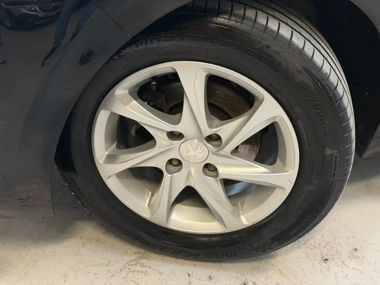 Vehicle image 16