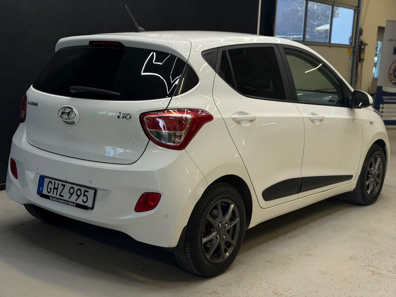 Vehicle image 18