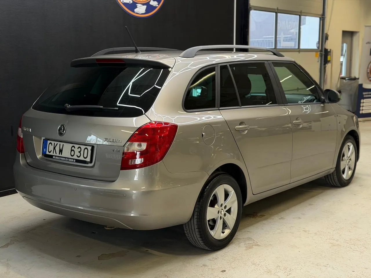 Vehicle image 19