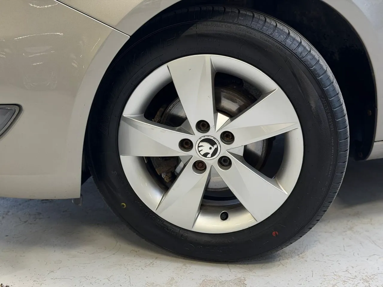 Vehicle image 16