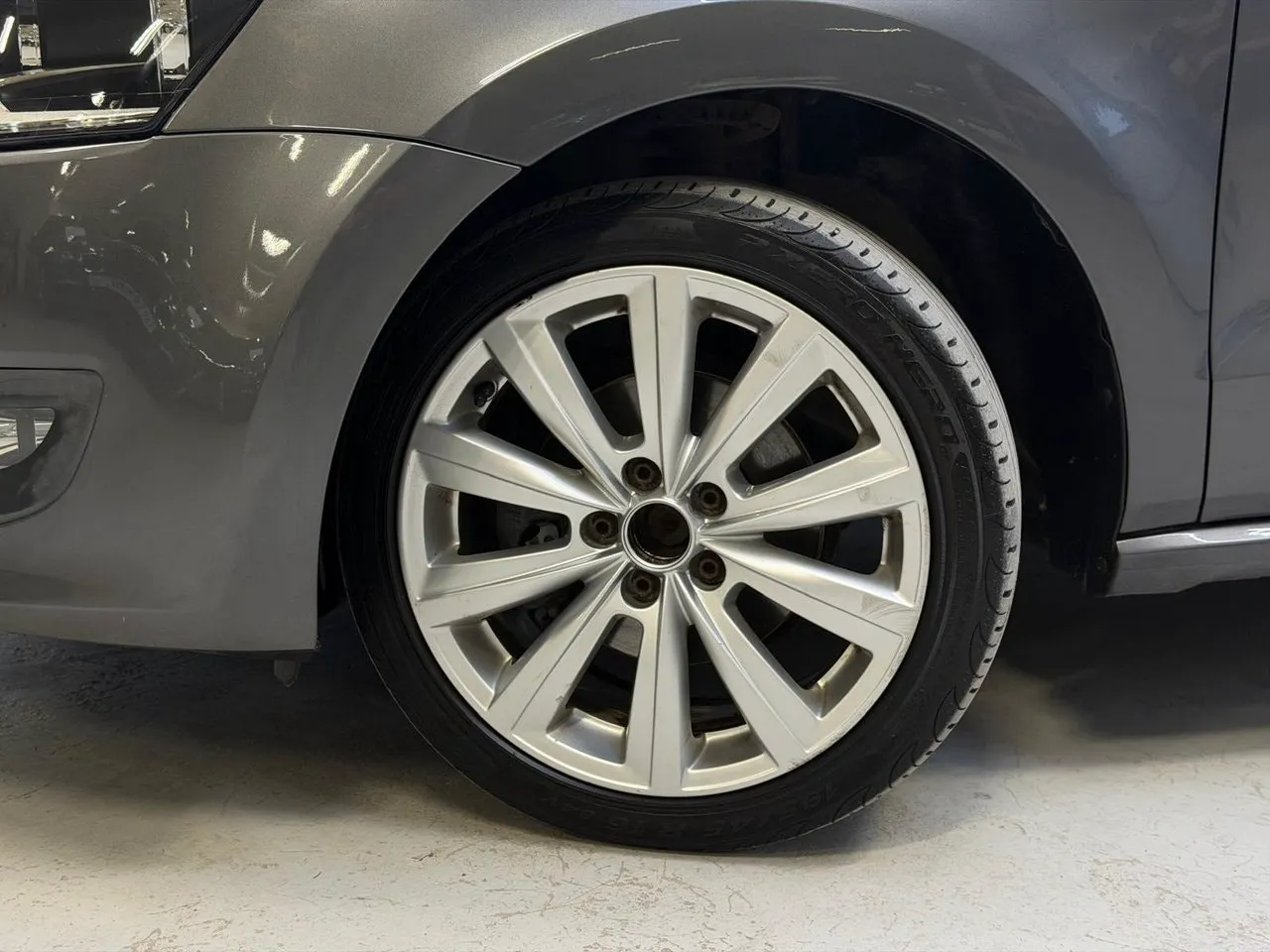 Vehicle image 16