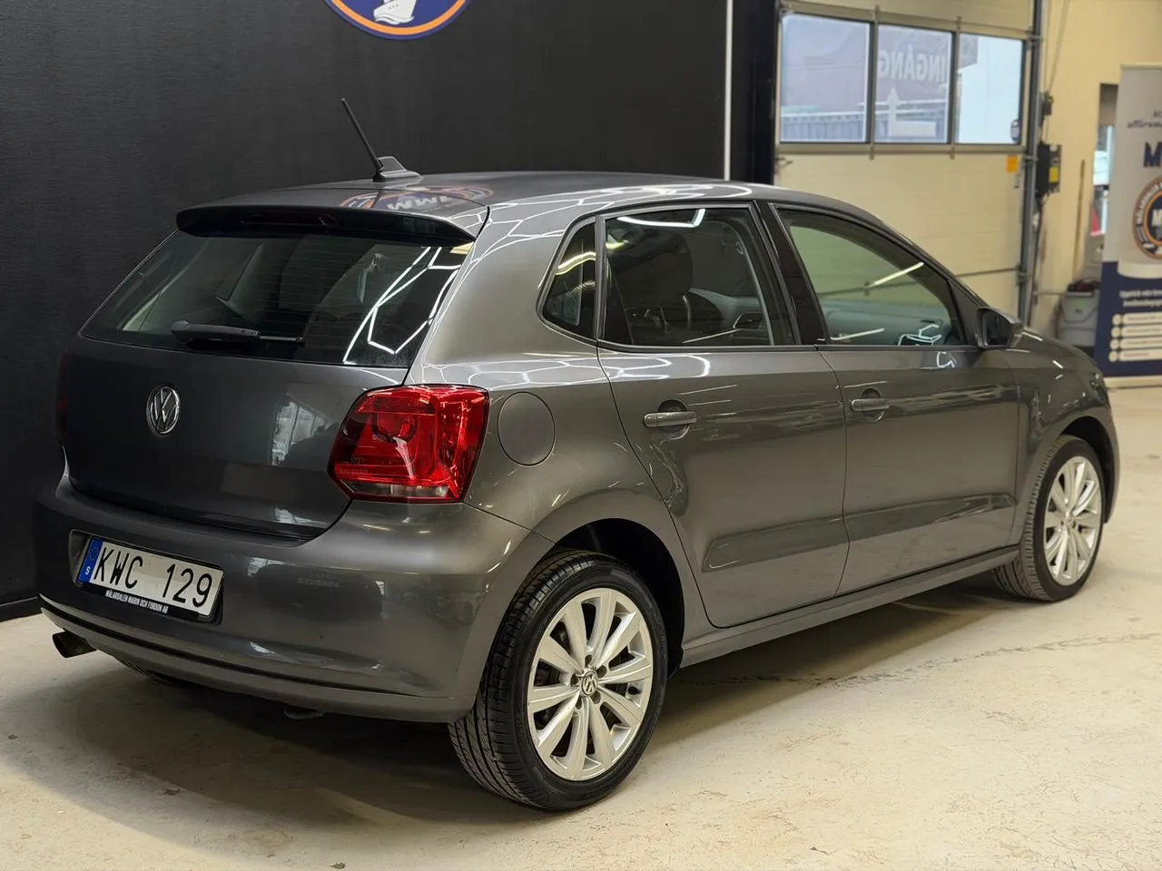 Vehicle image 18
