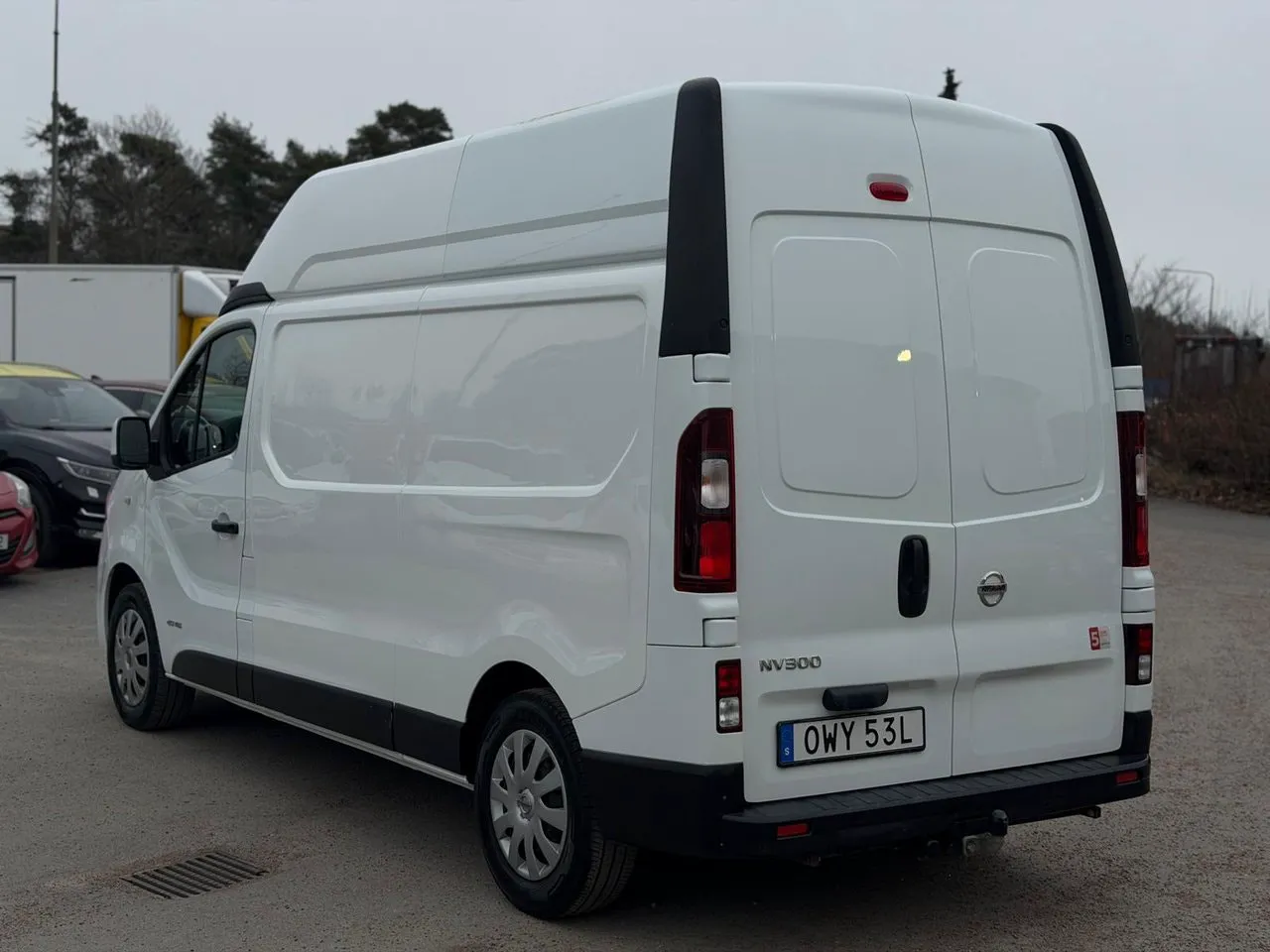 Vehicle image 16