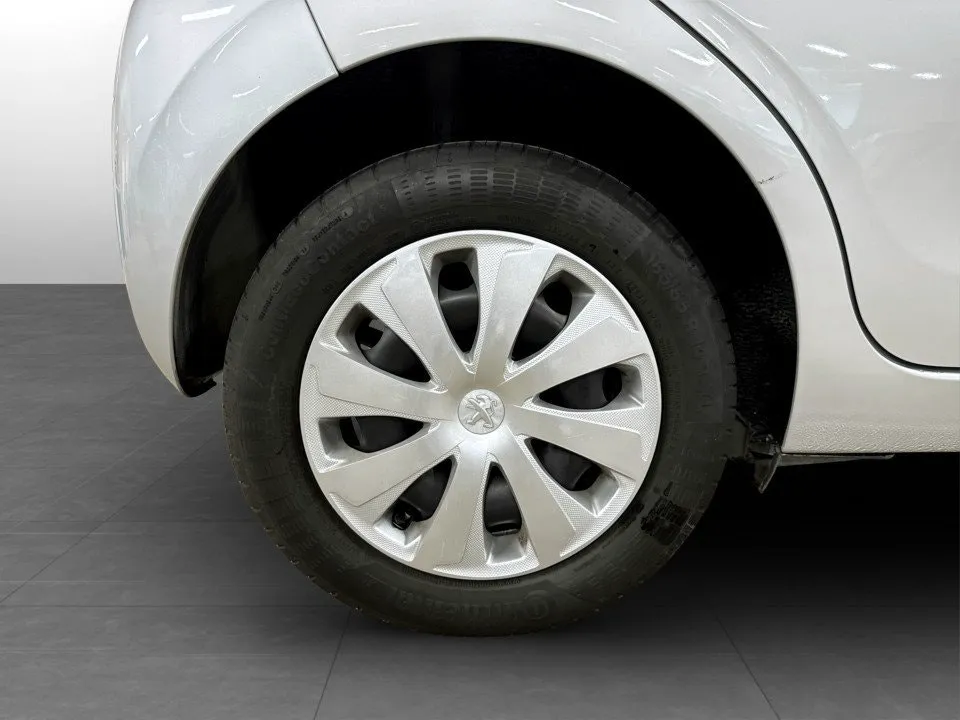 Vehicle image 18