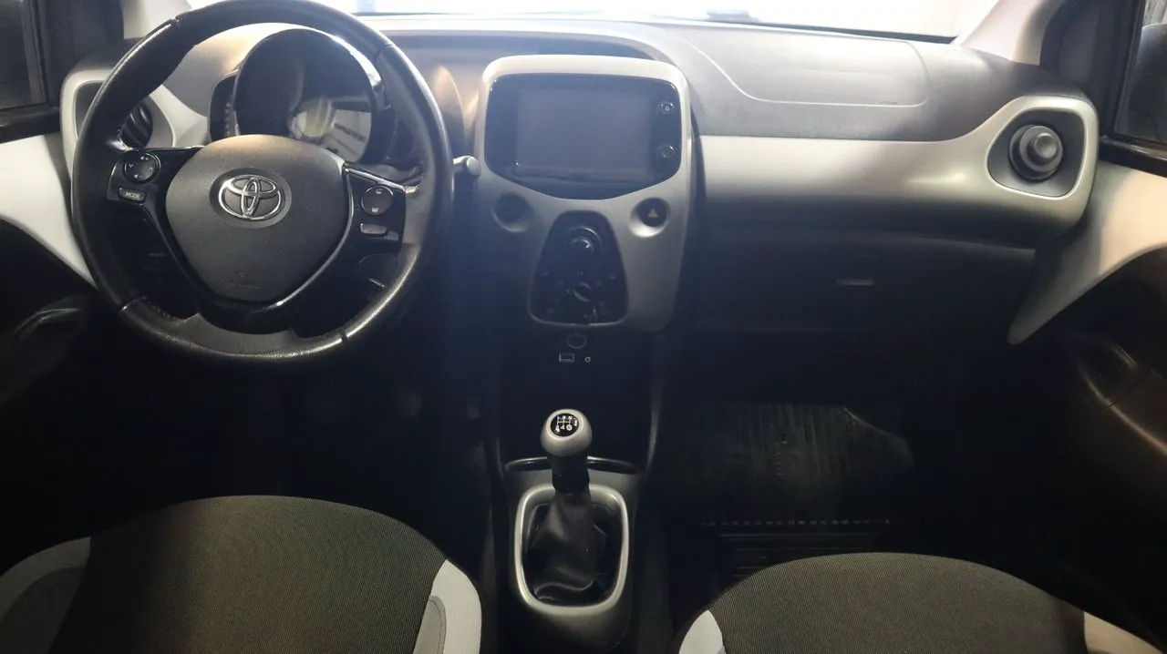 Vehicle image 6