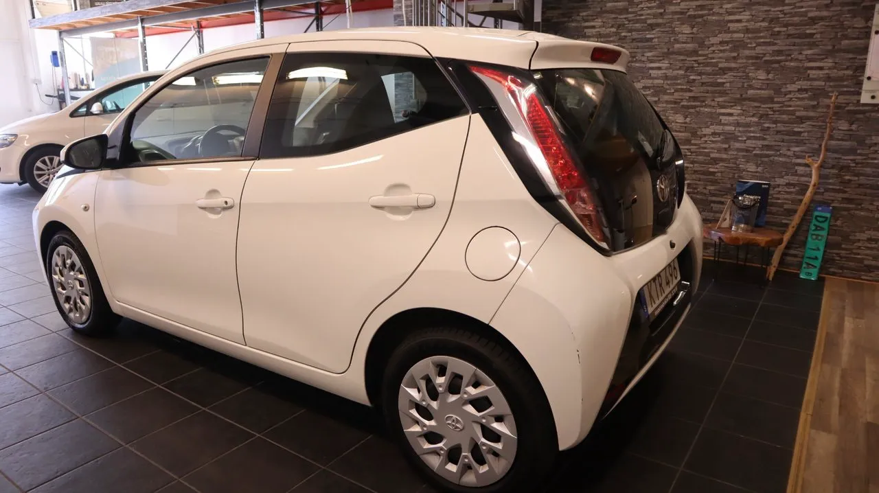 Vehicle image 4