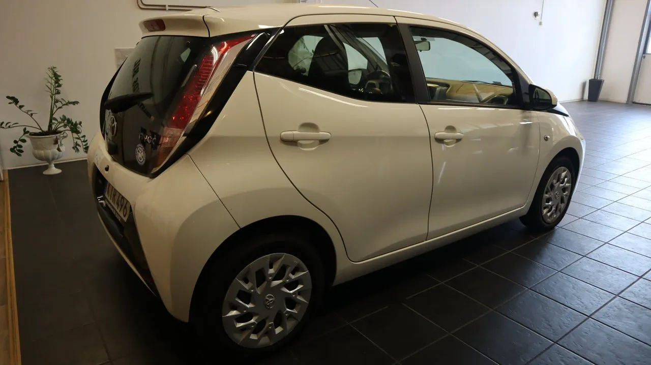 Vehicle image 5