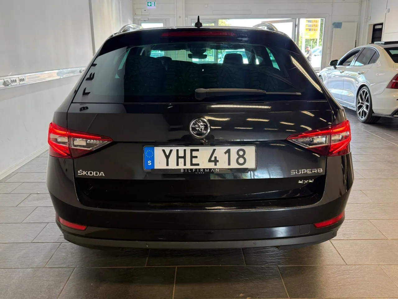 Vehicle image 16