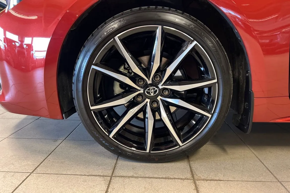 Vehicle image 16