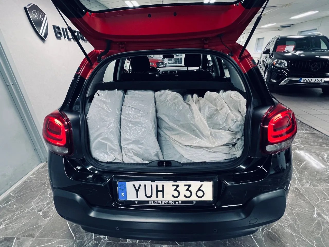 Vehicle image 19