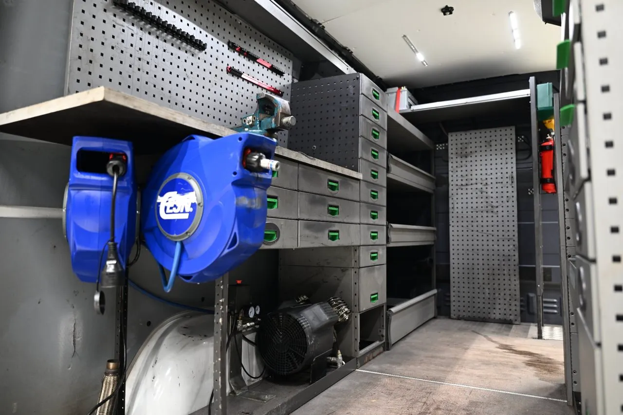 Vehicle image 9