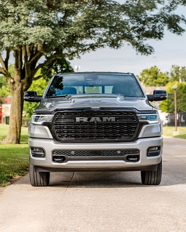 RAM 1500 Limited CREW CAB 4X4 Limited Night Night CREW CAB 4X4 2 - 2025