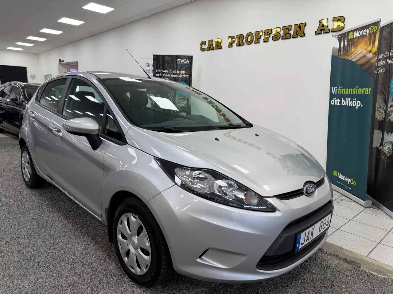Vehicle image 16