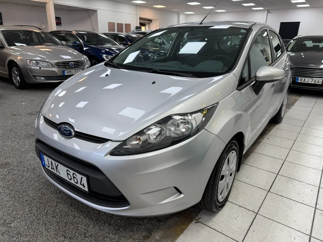 Vehicle image 15