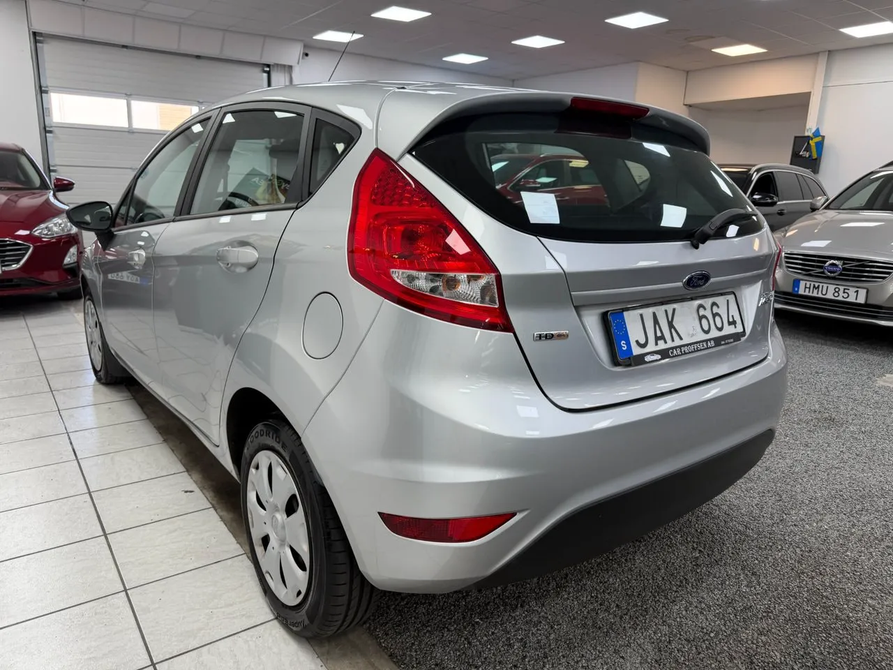 Vehicle image 18