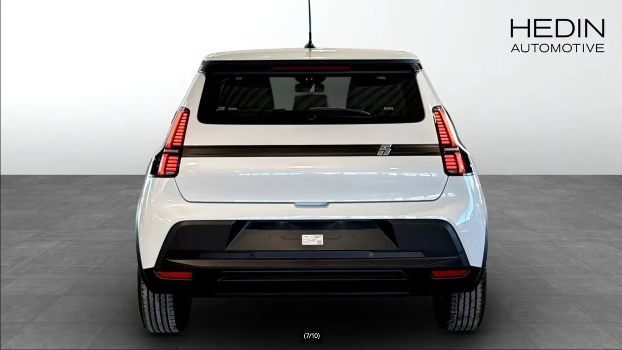 Vehicle image 5