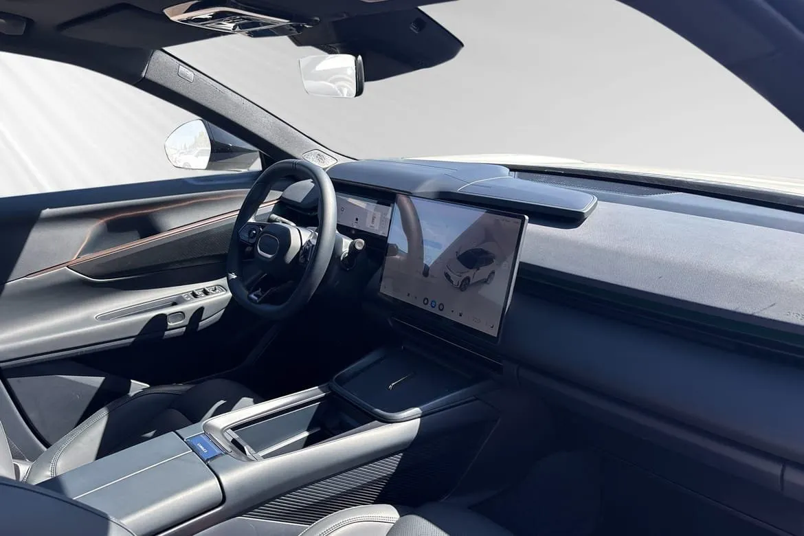 Vehicle image 8