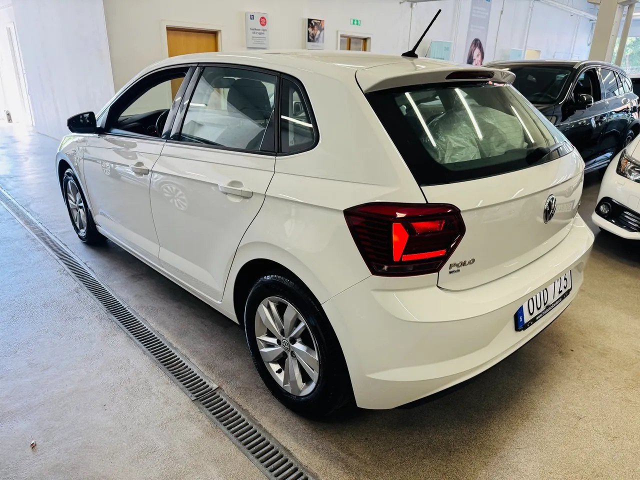 Vehicle image 15