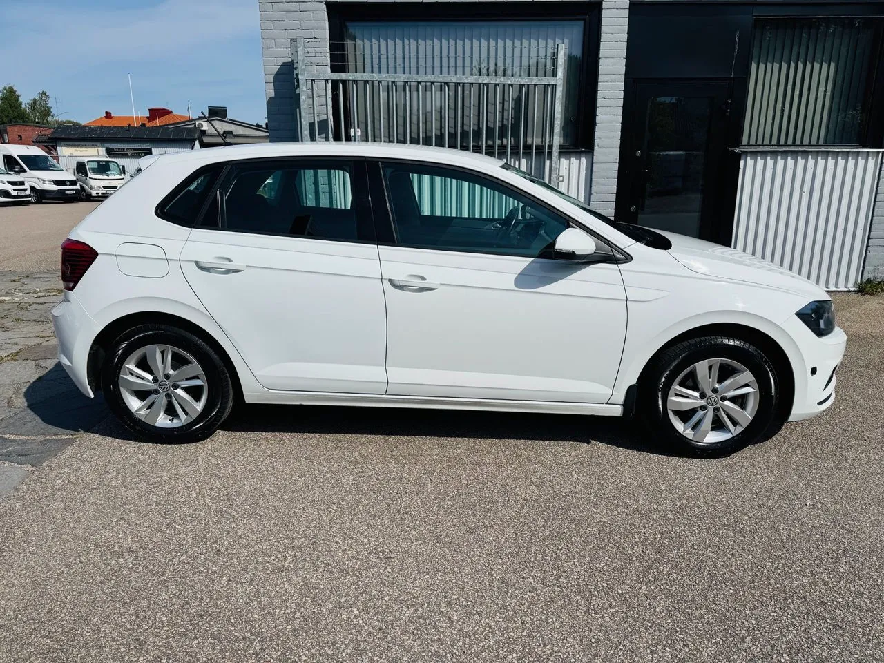 Vehicle image 9