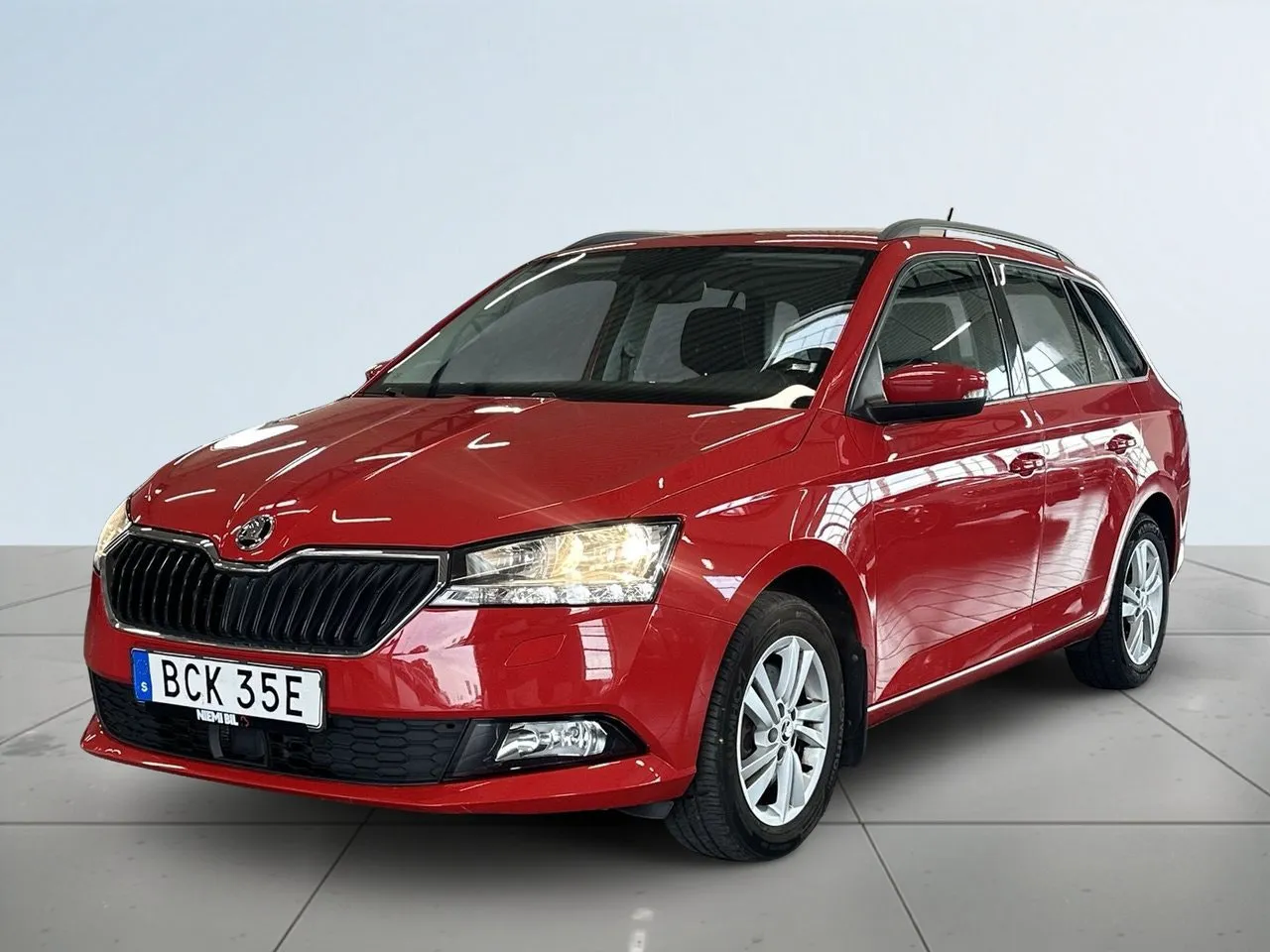 Vehicle image 15