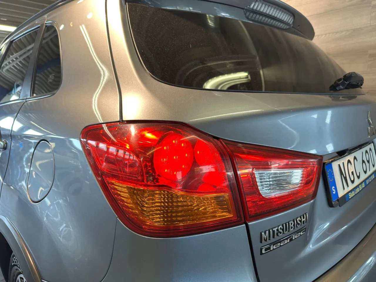 Vehicle image 16