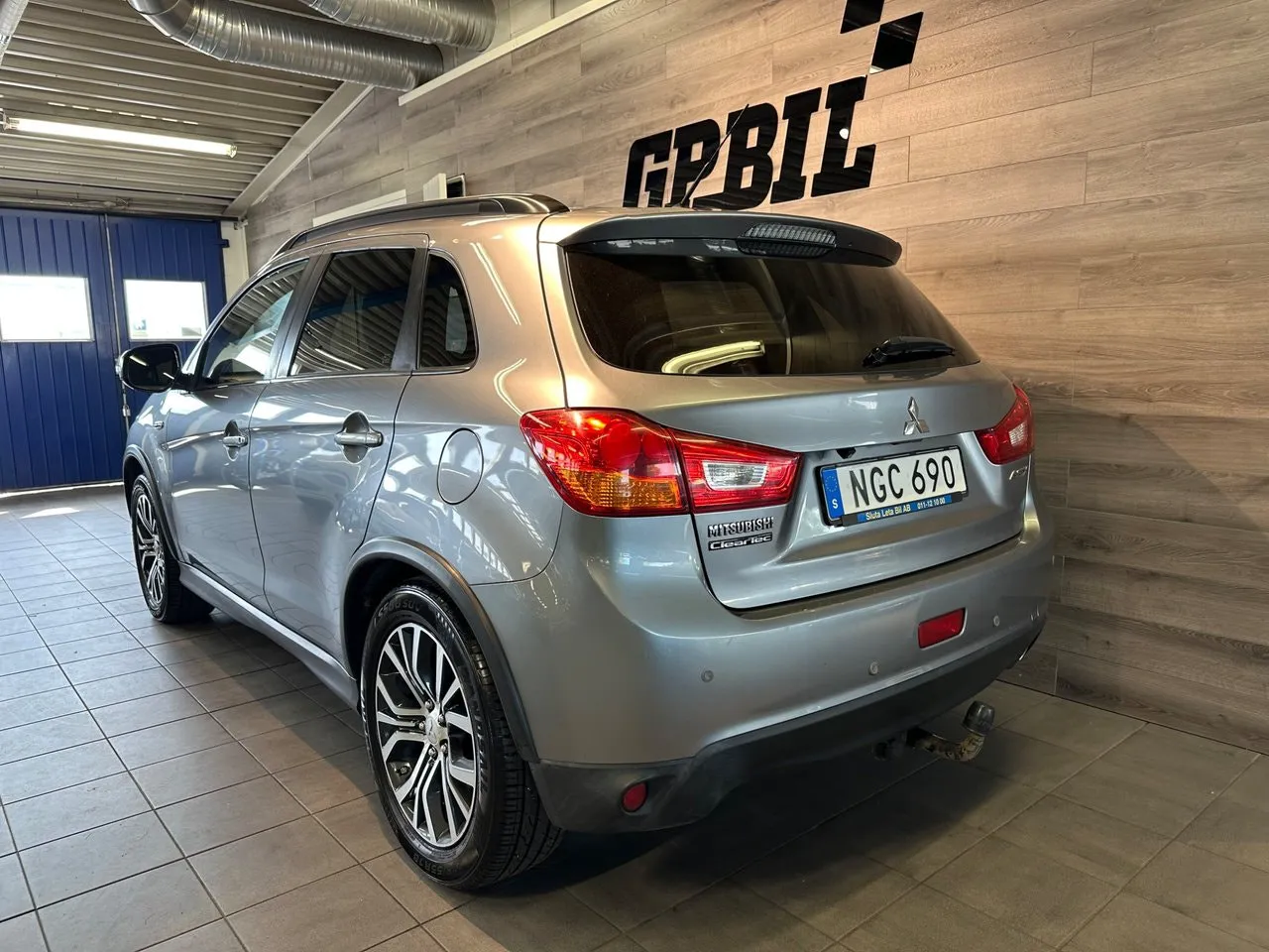 Vehicle image 2