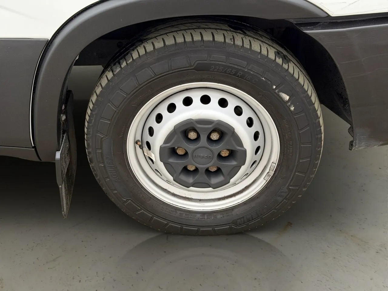 Vehicle image 32
