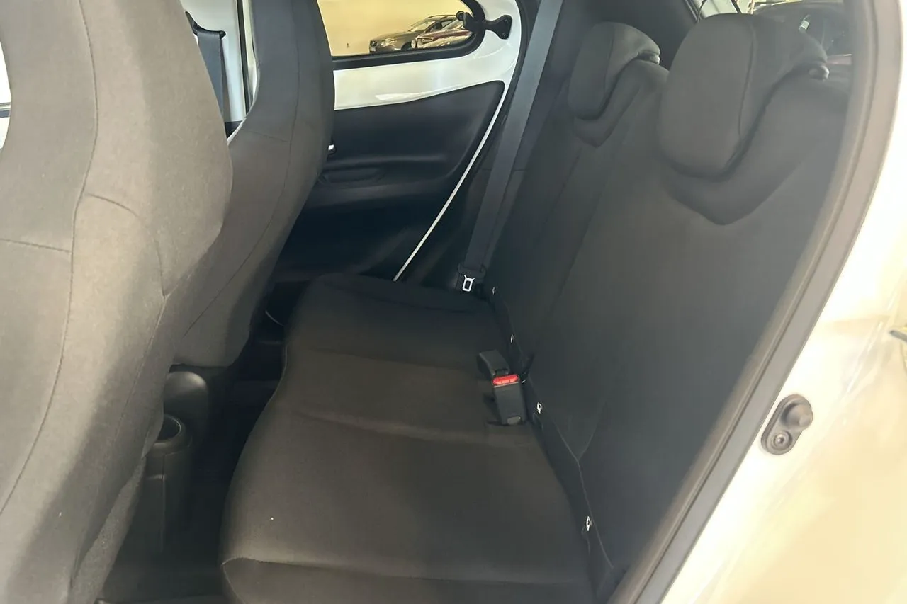 Vehicle image 16