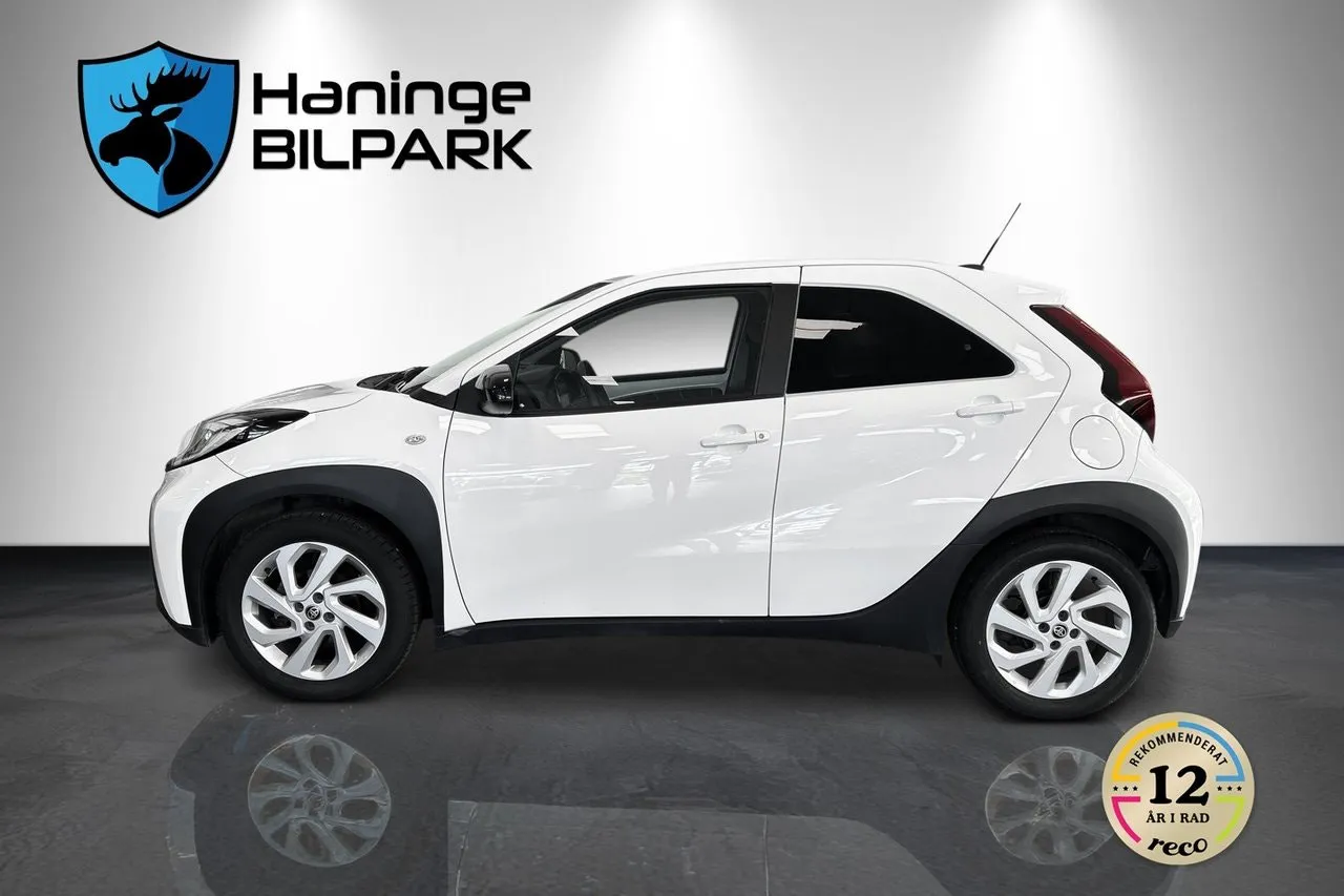 Vehicle image 10