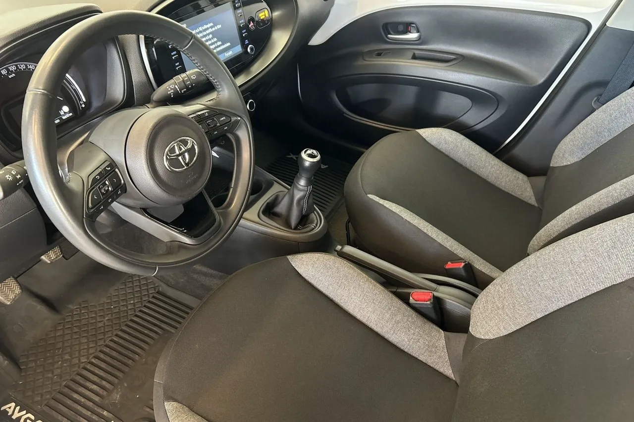 Vehicle image 15