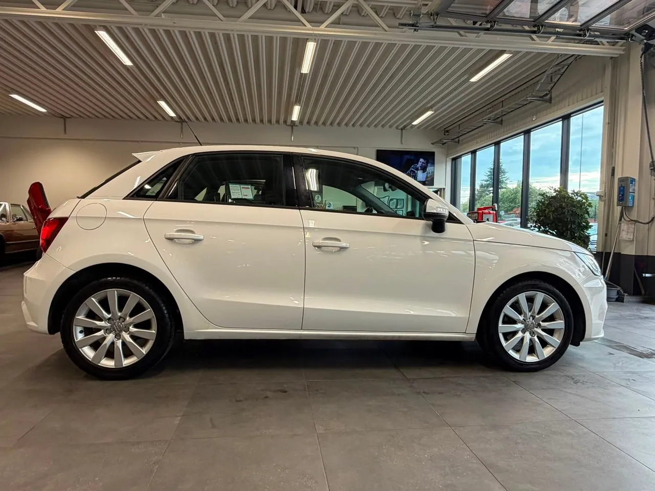 Vehicle image 9