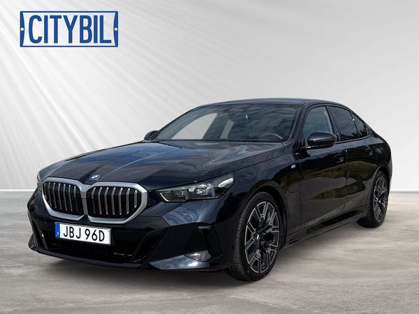 BMW 530 e xDrive M Sport - Innovation - Travel - 20" - B&W - Drag - 2025