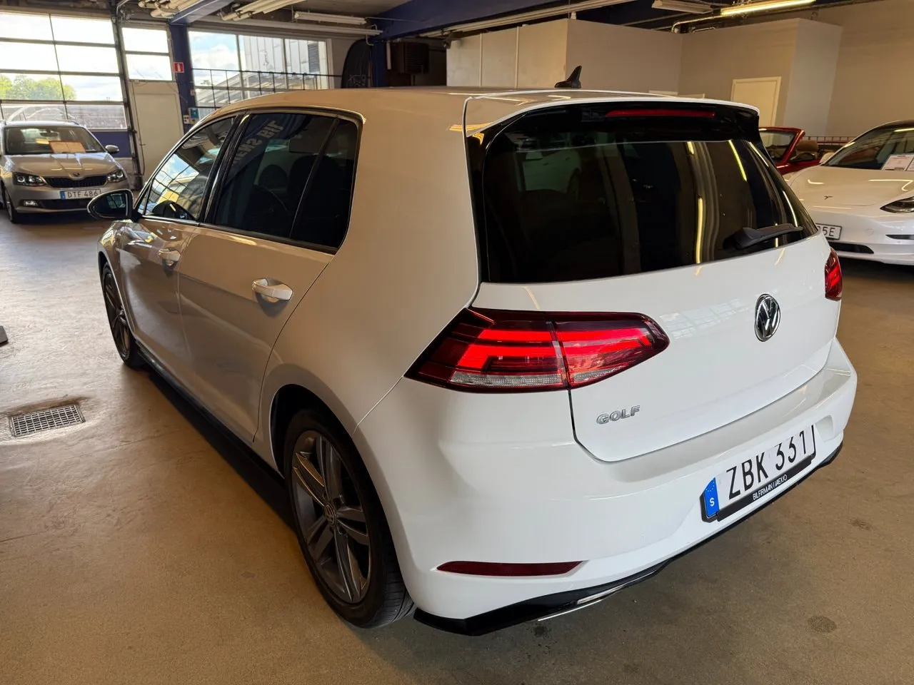 Vehicle image 4