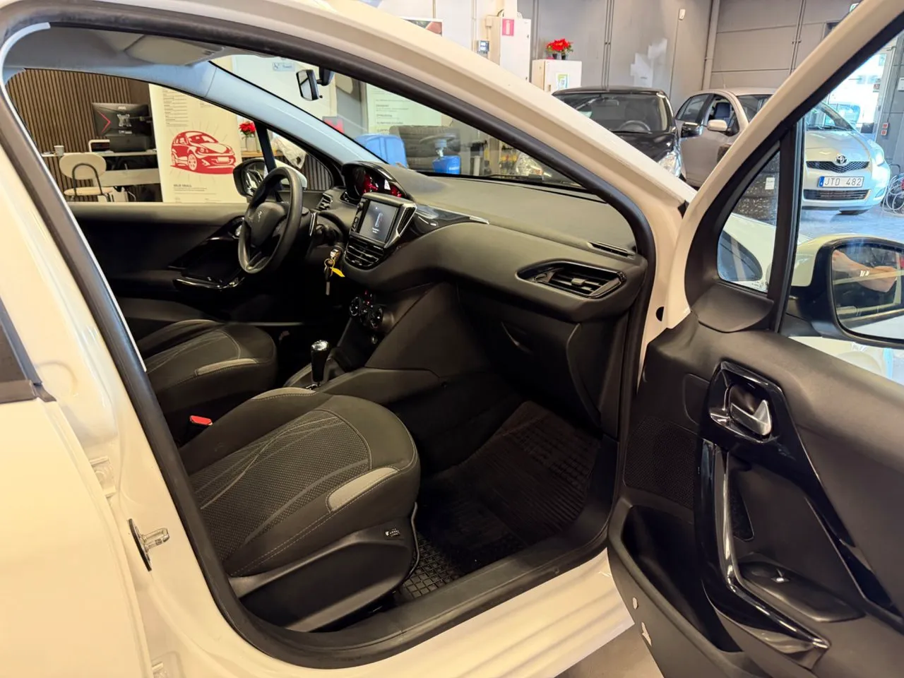 Vehicle image 14
