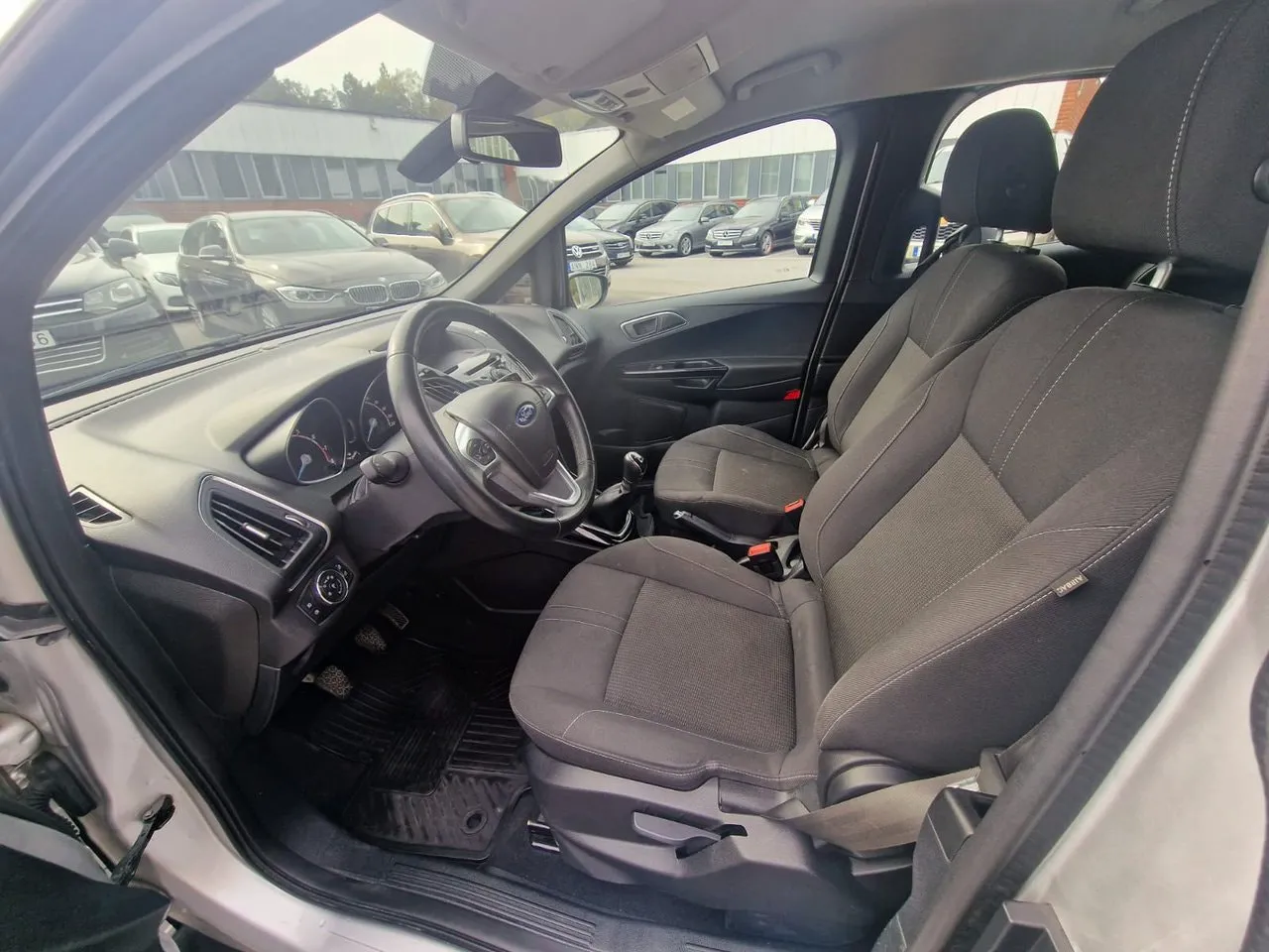 Vehicle image 10