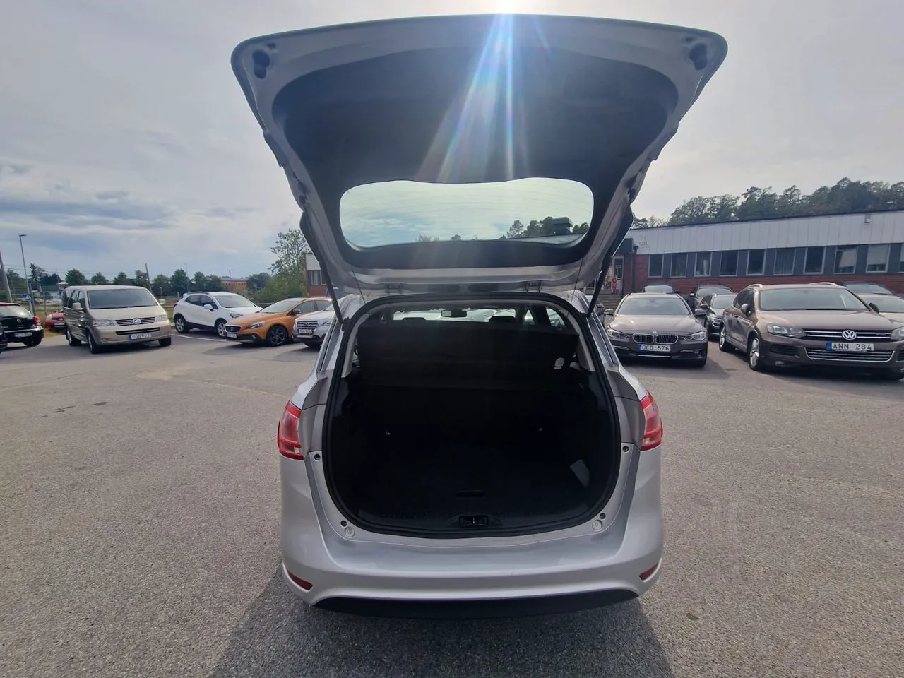 Vehicle image 9