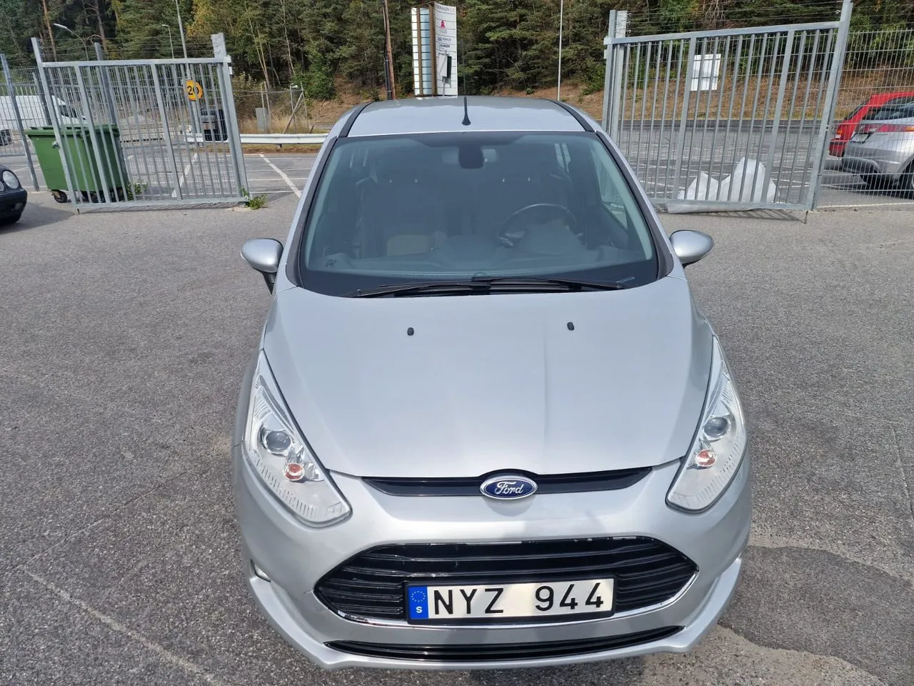Vehicle image 4